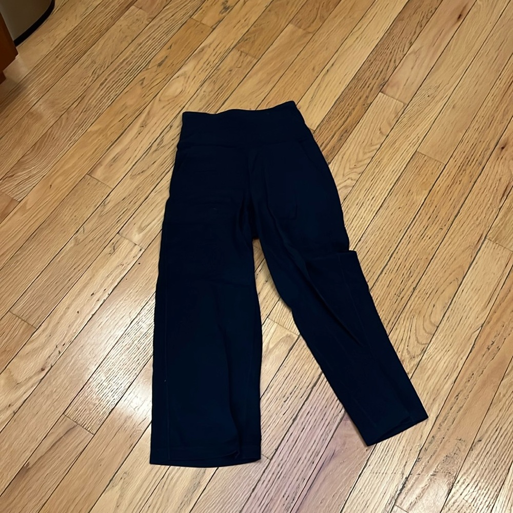 Navy blue Lululemon Capri with pockets!